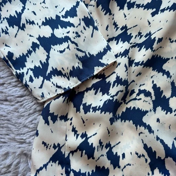 ⭐️⭐️⭐️DKNYC blue and cream abstract print blouse size Small - Picture 2 of 8